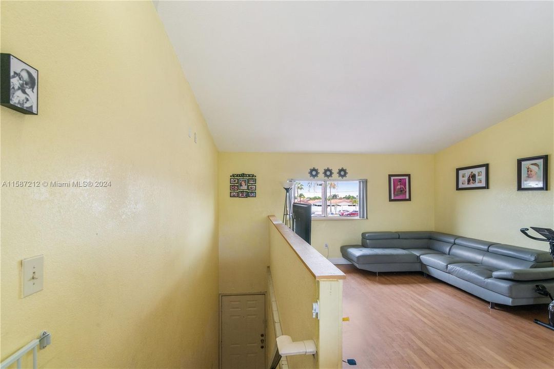 For Sale: $320,000 (2 beds, 2 baths, 925 Square Feet)