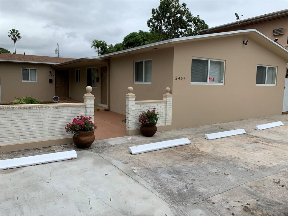 Active With Contract: $2,700 (2 beds, 1 baths, 1120 Square Feet)