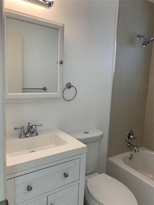 Active With Contract: $2,700 (2 beds, 1 baths, 1120 Square Feet)