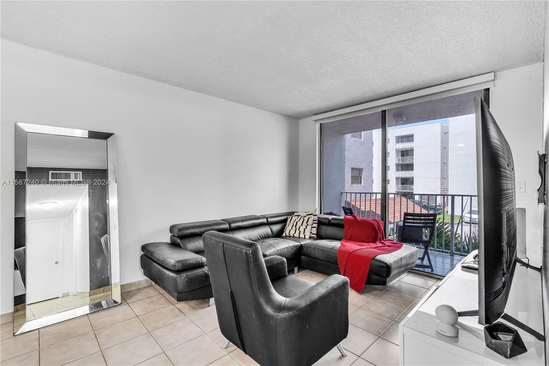 For Sale: $295,000 (2 beds, 2 baths, 870 Square Feet)