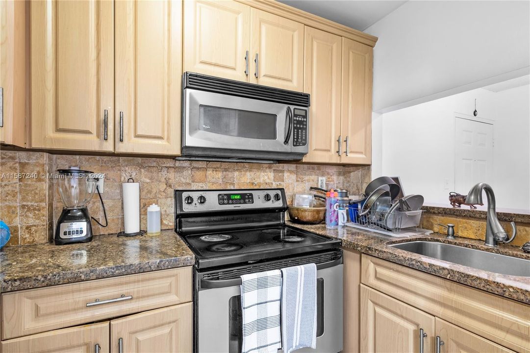For Sale: $295,000 (2 beds, 2 baths, 870 Square Feet)