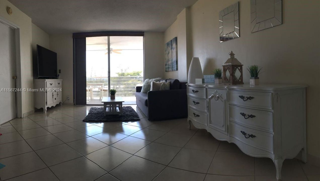 For Sale: $275,000 (2 beds, 2 baths, 1025 Square Feet)