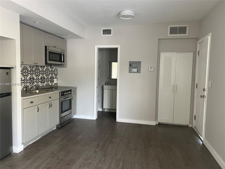 Recently Rented: $1,650 (1 beds, 1 baths, 2792 Square Feet)