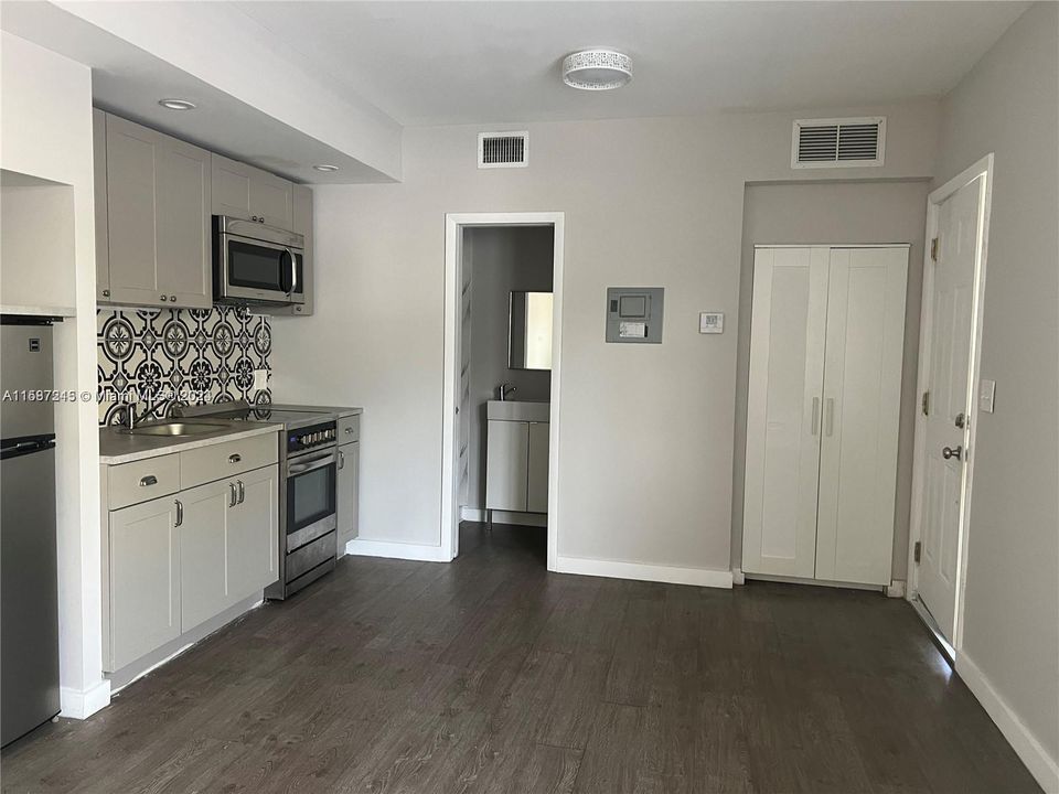 Active With Contract: $1,650 (1 beds, 1 baths, 2792 Square Feet)