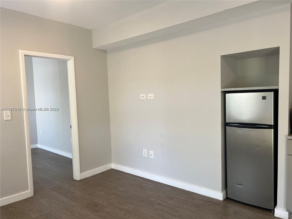 Active With Contract: $1,650 (1 beds, 1 baths, 2792 Square Feet)