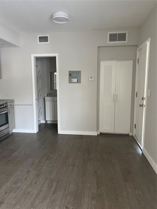 Active With Contract: $1,650 (1 beds, 1 baths, 2792 Square Feet)