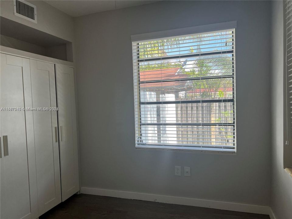 Active With Contract: $1,650 (1 beds, 1 baths, 2792 Square Feet)