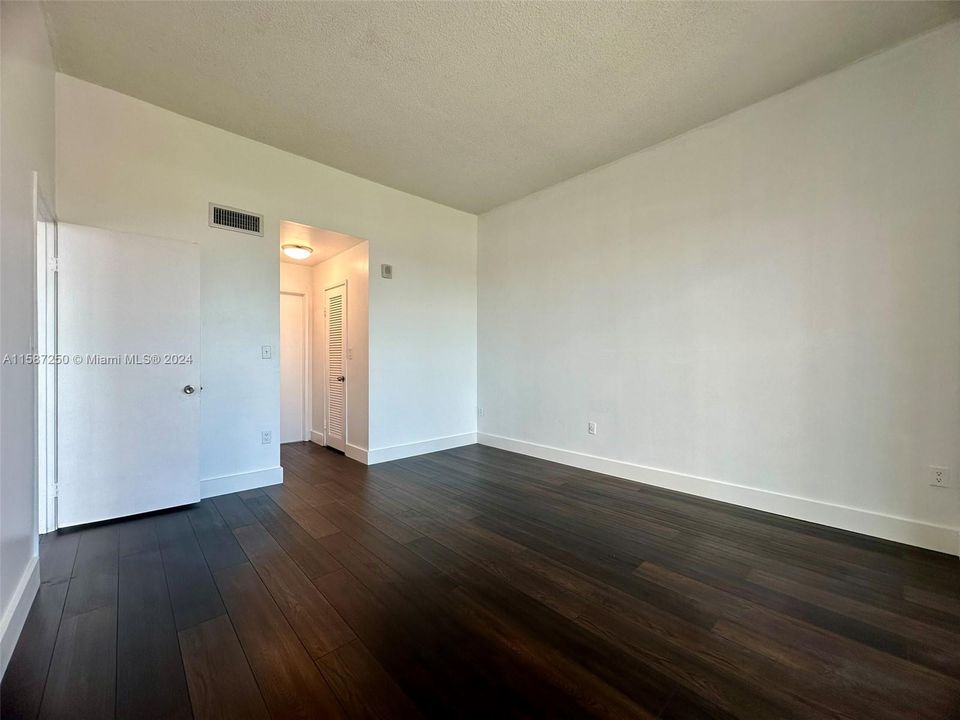 For Sale: $199,000 (1 beds, 1 baths, 801 Square Feet)