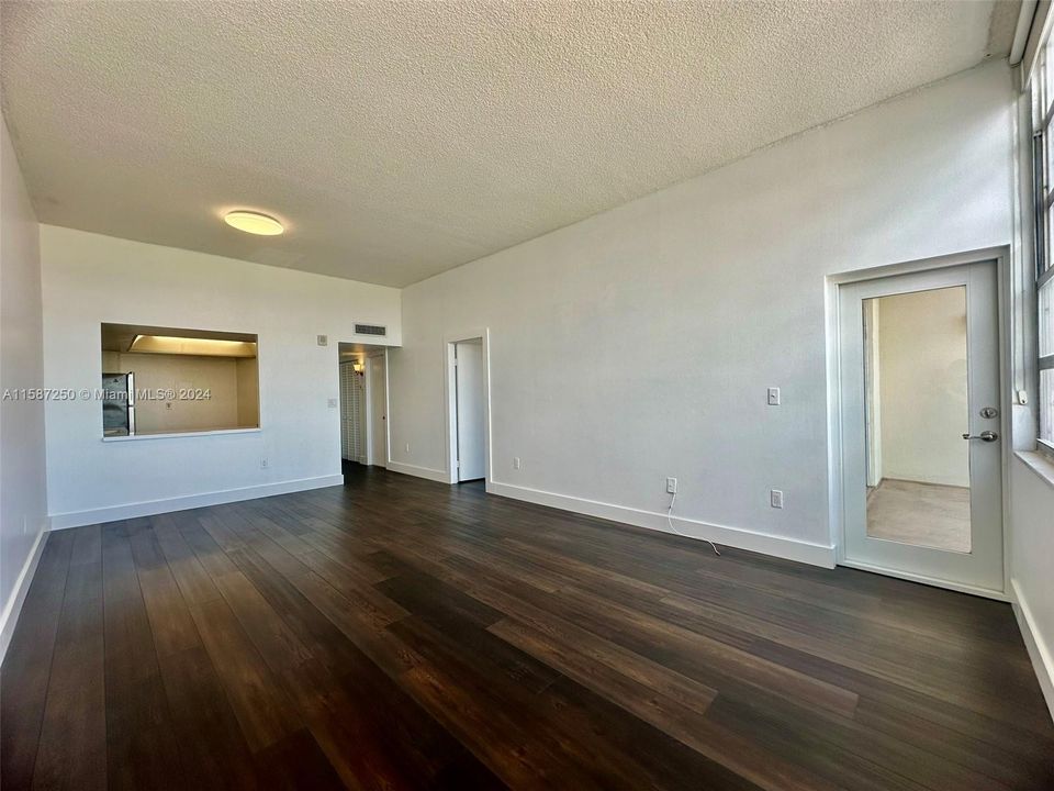 For Sale: $199,000 (1 beds, 1 baths, 801 Square Feet)