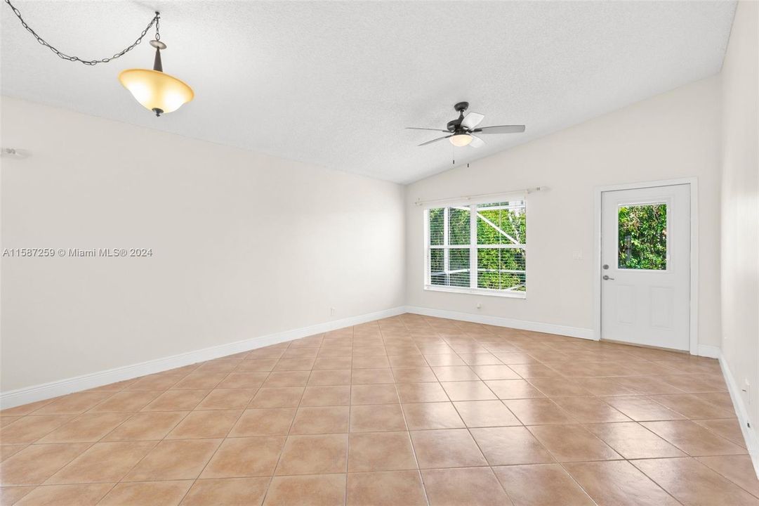 Active With Contract: $3,500 (3 beds, 2 baths, 1665 Square Feet)