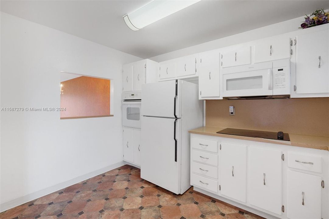 For Sale: $129,999 (2 beds, 2 baths, 960 Square Feet)