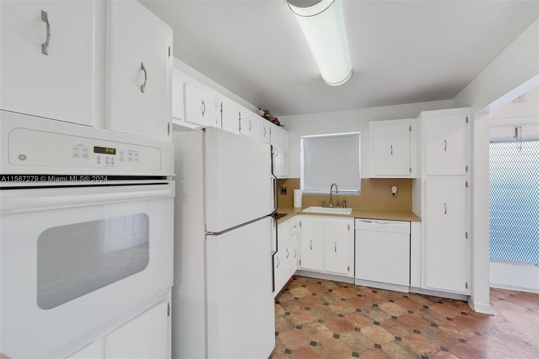 For Sale: $129,999 (2 beds, 2 baths, 960 Square Feet)