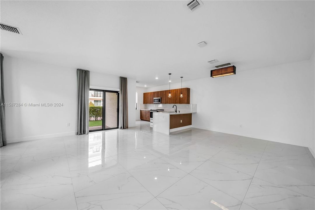 Activo con contrato: $965,000 (3 camas, 3 baños, 2366 Pies cuadrados)