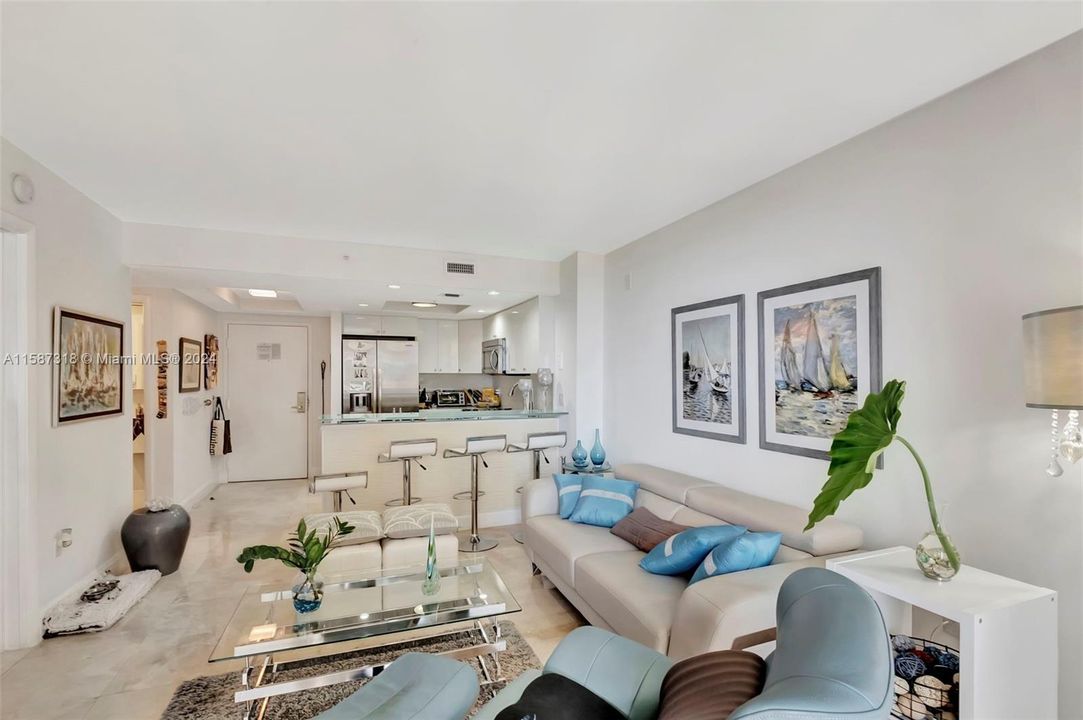 For Sale: $599,000 (1 beds, 1 baths, 670 Square Feet)
