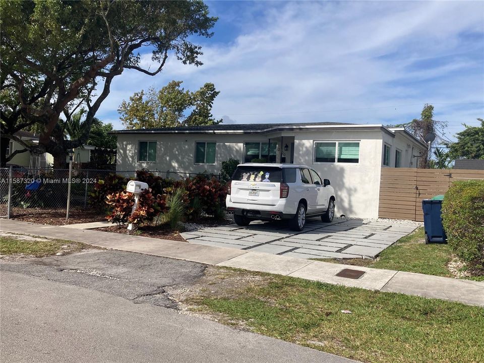 Active With Contract: $749,000 (3 beds, 2 baths, 1555 Square Feet)