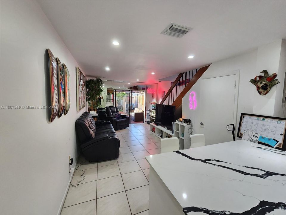 For Sale: $309,000 (2 beds, 1 baths, 823 Square Feet)