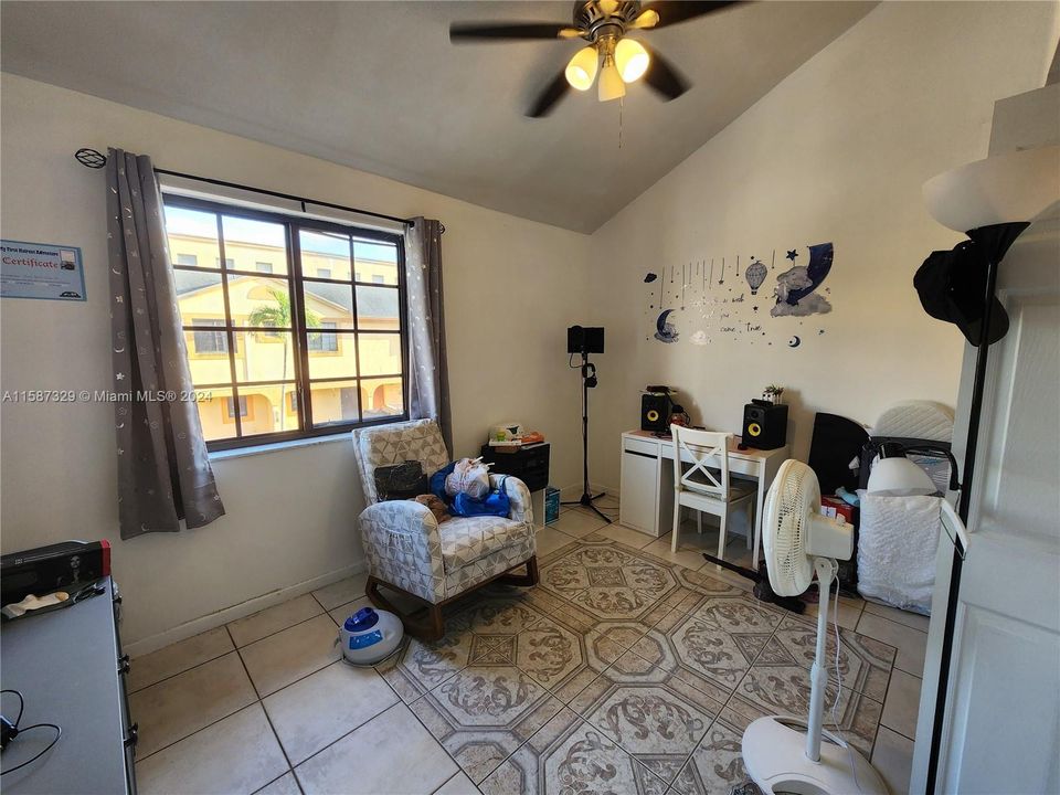 For Sale: $309,000 (2 beds, 1 baths, 823 Square Feet)