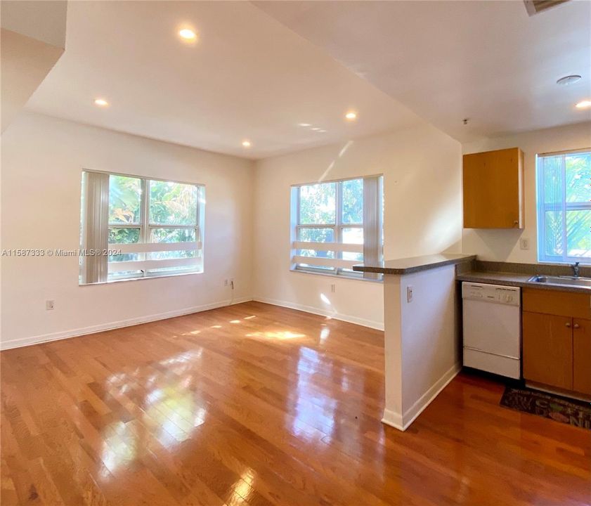 Active With Contract: $1,750 (1 beds, 1 baths, 520 Square Feet)