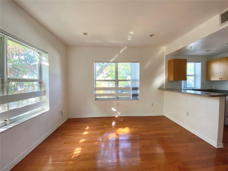 Active With Contract: $1,750 (1 beds, 1 baths, 520 Square Feet)