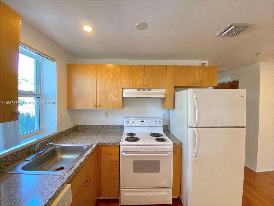 Active With Contract: $1,750 (1 beds, 1 baths, 520 Square Feet)