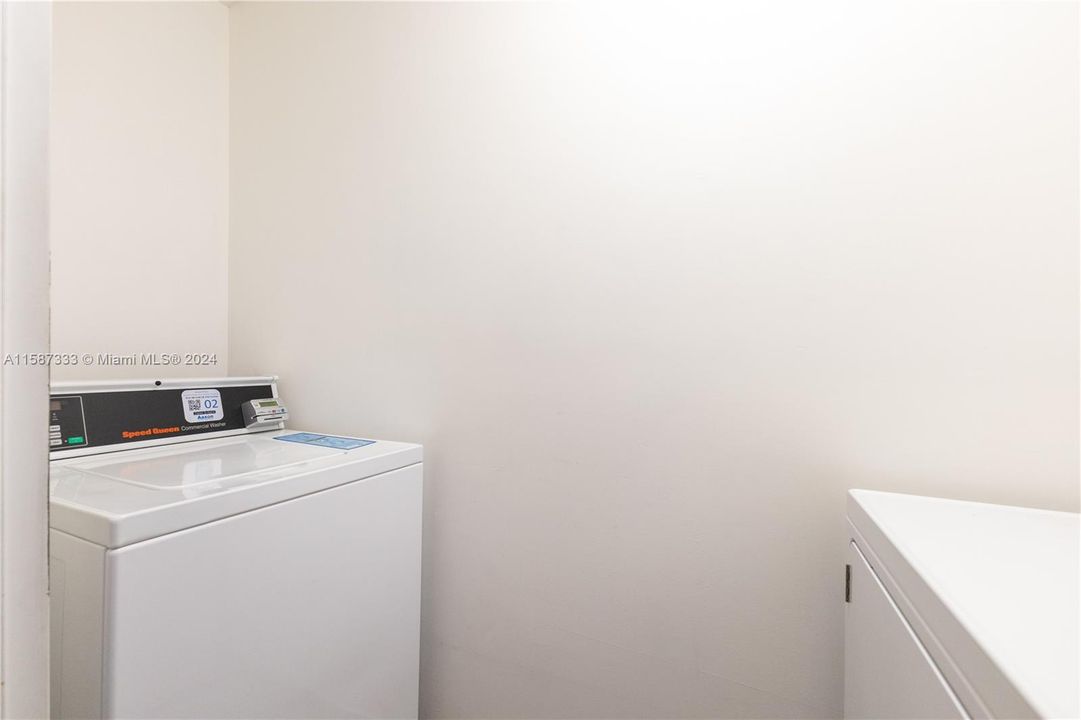 Active With Contract: $1,750 (1 beds, 1 baths, 520 Square Feet)