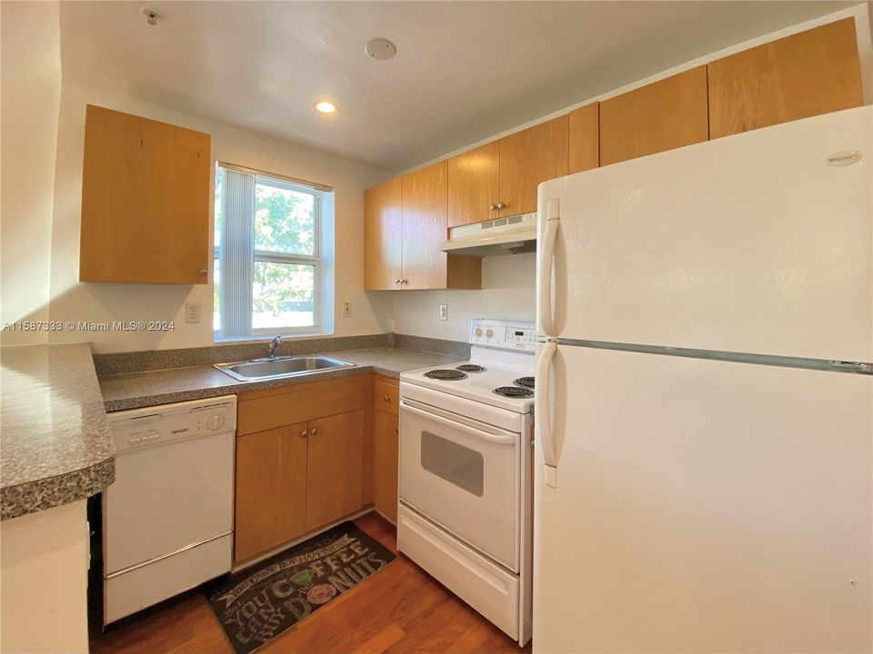 Active With Contract: $1,750 (1 beds, 1 baths, 520 Square Feet)