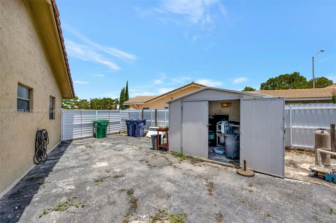 Active With Contract: $800,000 (4 beds, 3 baths, 2606 Square Feet)