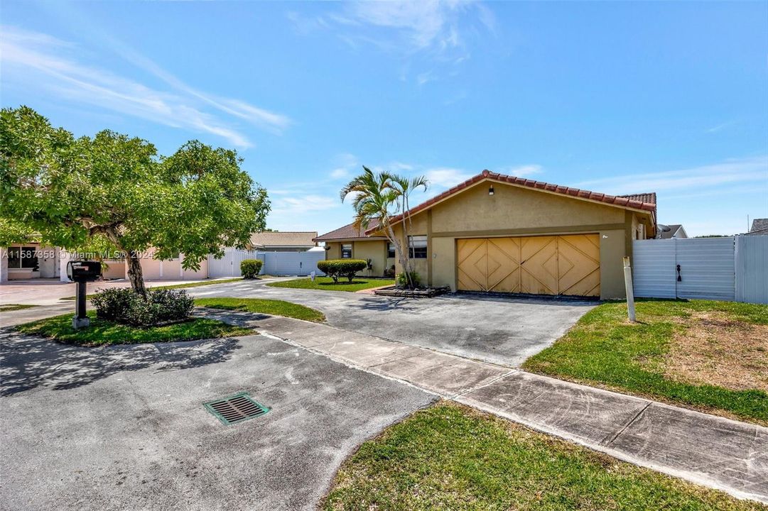 Active With Contract: $800,000 (4 beds, 3 baths, 2606 Square Feet)