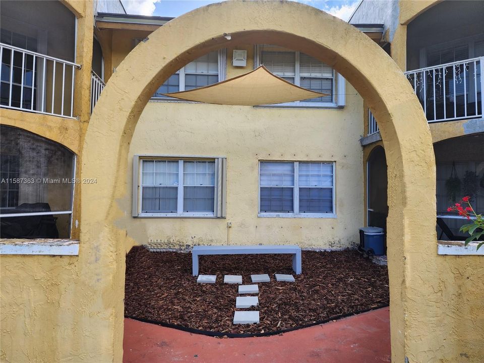 For Sale: $299,500 (2 beds, 2 baths, 1100 Square Feet)