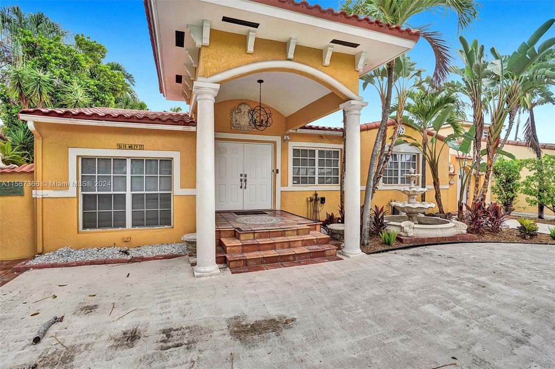 For Sale: $1,050,000 (4 beds, 4 baths, 2657 Square Feet)