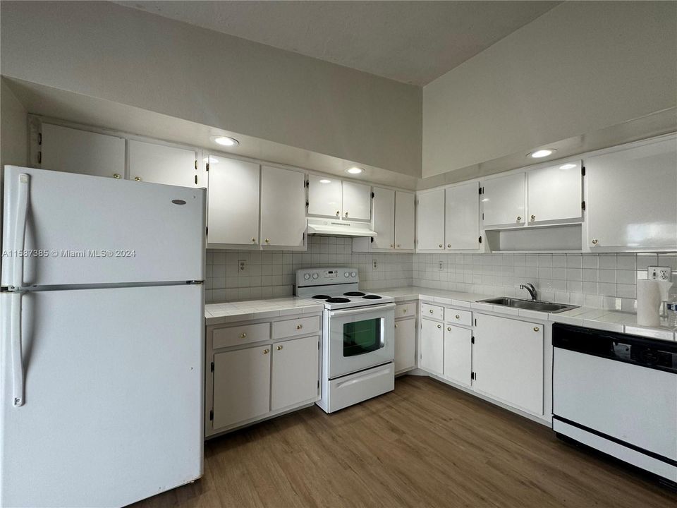 Active With Contract: $2,200 (2 beds, 1 baths, 1015 Square Feet)