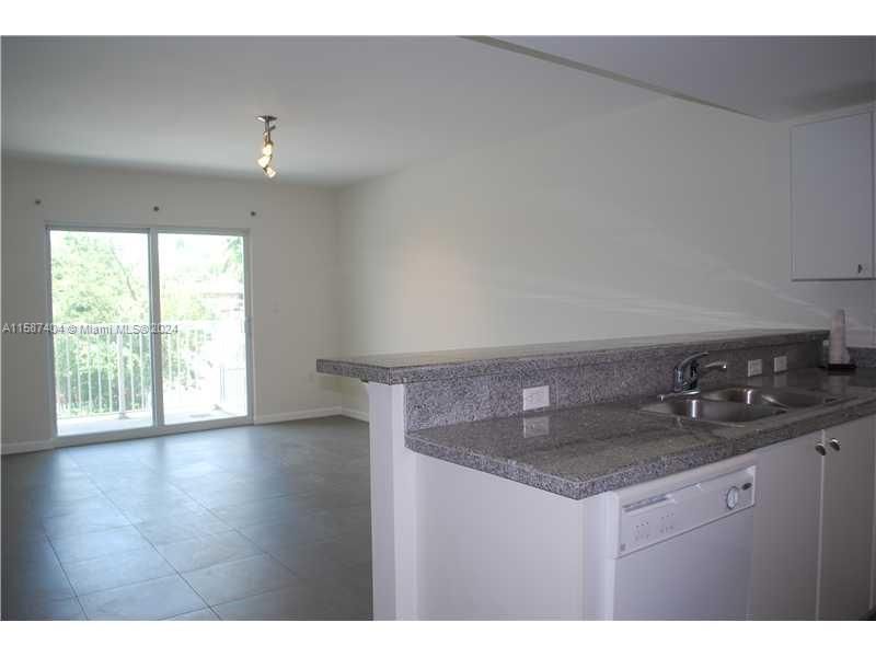 For Rent: $2,300 (1 beds, 1 baths, 705 Square Feet)