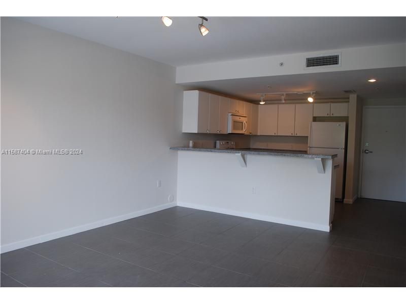 For Rent: $2,300 (1 beds, 1 baths, 705 Square Feet)