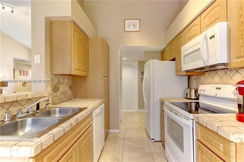 For Sale: $299,500 (1 beds, 1 baths, 1059 Square Feet)