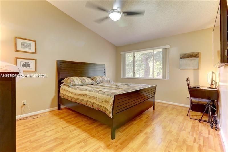 For Sale: $299,500 (1 beds, 1 baths, 1059 Square Feet)