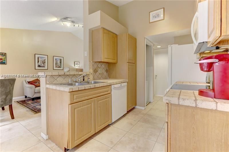 For Sale: $299,500 (1 beds, 1 baths, 1059 Square Feet)