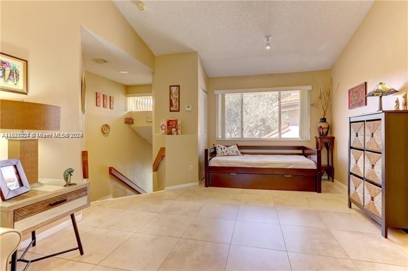 For Sale: $315,000 (1 beds, 1 baths, 1059 Square Feet)