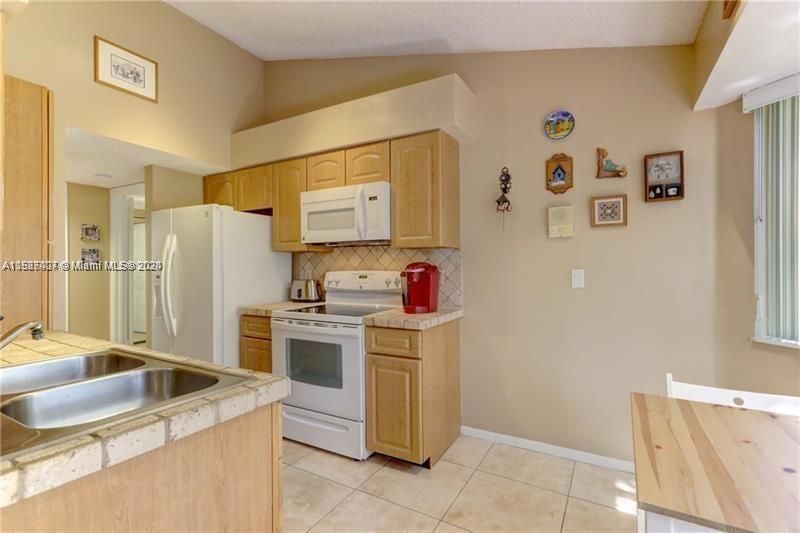 For Sale: $315,000 (1 beds, 1 baths, 1059 Square Feet)