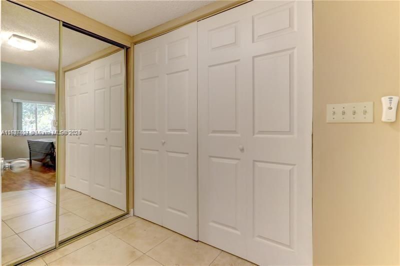 For Sale: $299,500 (1 beds, 1 baths, 1059 Square Feet)