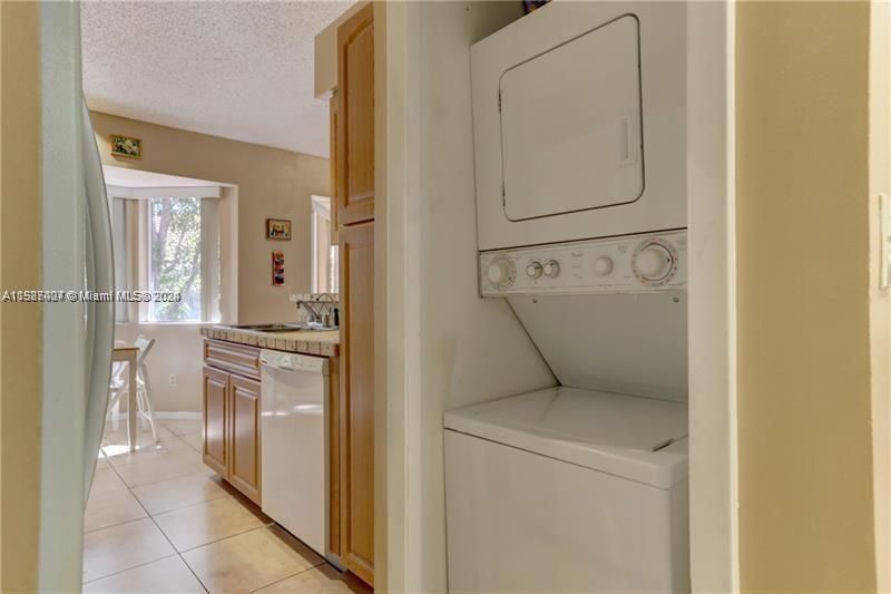 For Sale: $299,500 (1 beds, 1 baths, 1059 Square Feet)