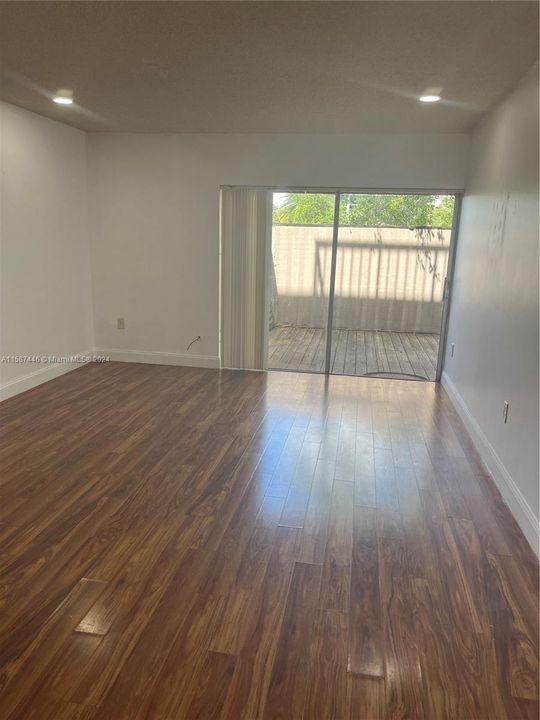 Active With Contract: $1,800 (1 beds, 1 baths, 677 Square Feet)