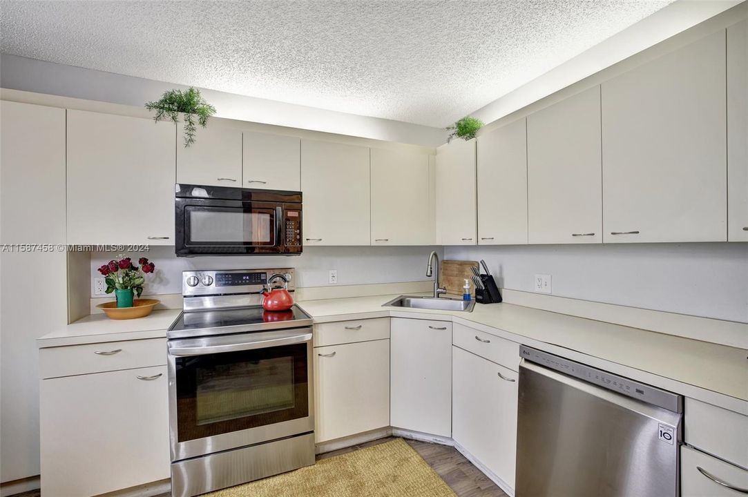 For Sale: $290,000 (3 beds, 2 baths, 1230 Square Feet)