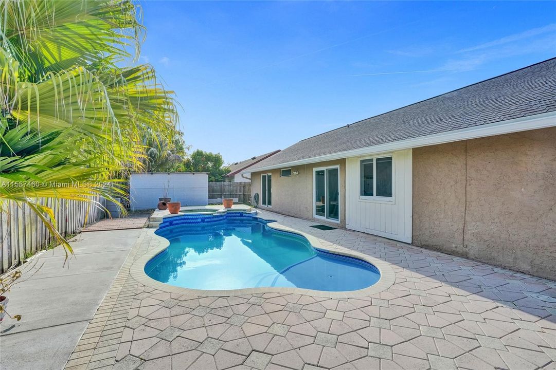 Active With Contract: $564,900 (3 beds, 2 baths, 1828 Square Feet)