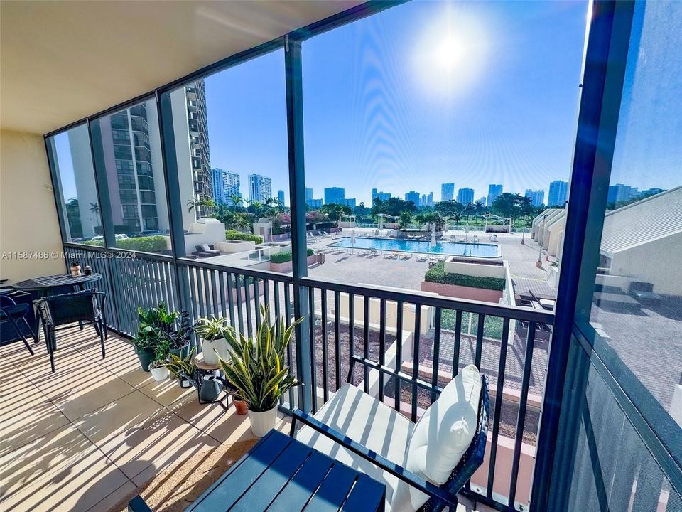 For Sale: $269,000 (1 beds, 1 baths, 913 Square Feet)