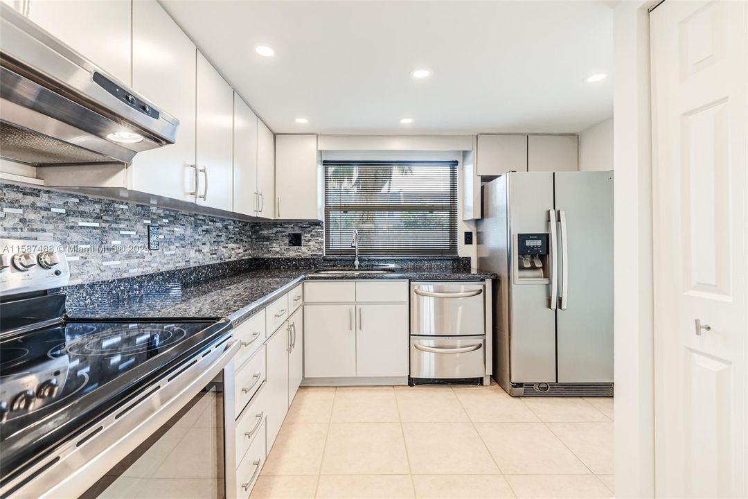 Active With Contract: $3,000 (2 beds, 2 baths, 1282 Square Feet)