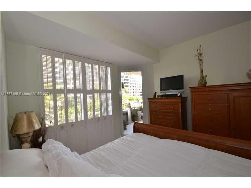For Rent: $4,100 (1 beds, 1 baths, 1009 Square Feet)
