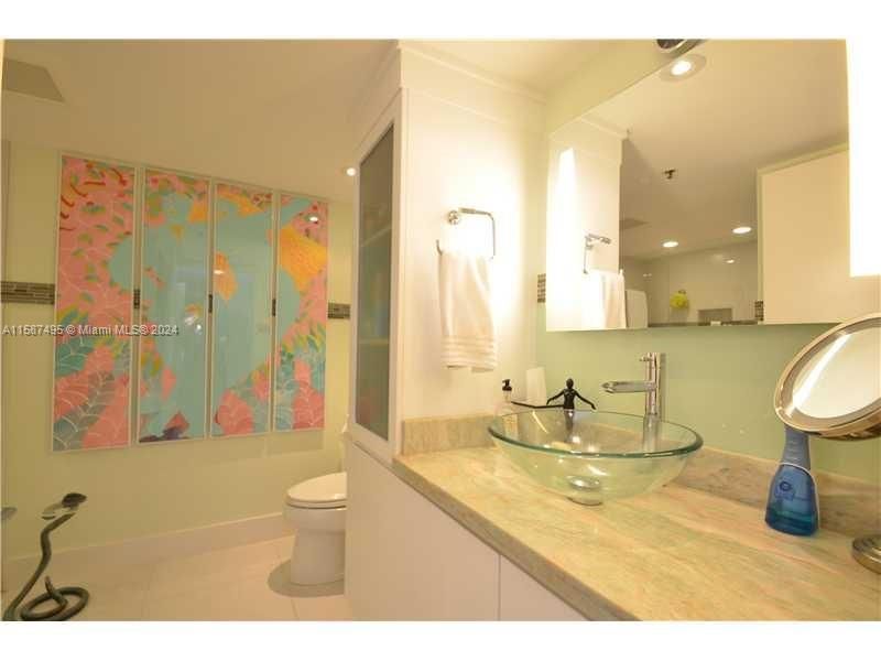 For Rent: $4,100 (1 beds, 1 baths, 1009 Square Feet)