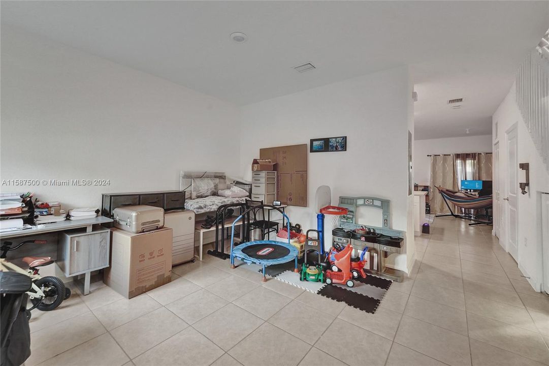 Active With Contract: $2,400 (3 beds, 2 baths, 1393 Square Feet)