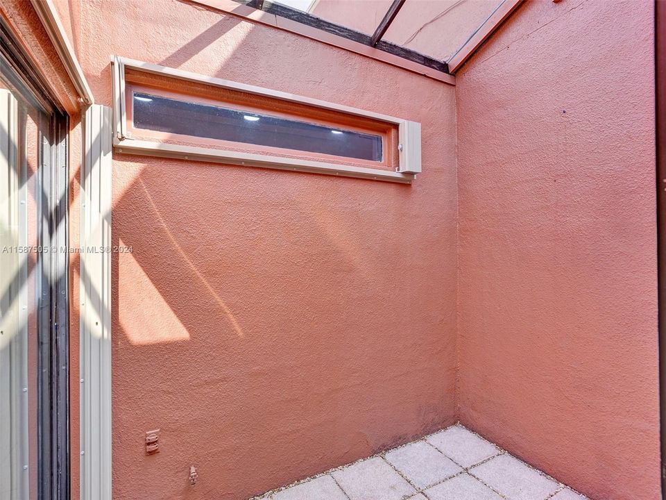 Vendido Recientemente: $437,500 (3 camas, 2 baños, 1299 Pies cuadrados)