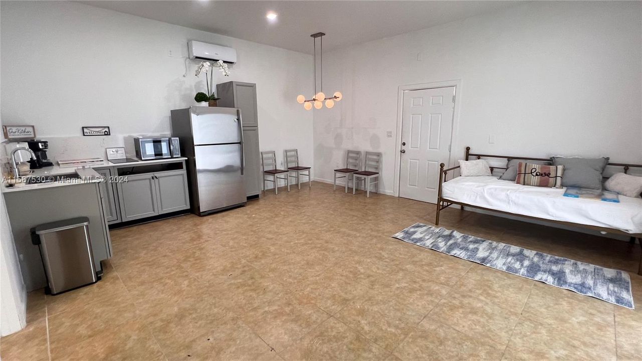 Recently Rented: $1,800 (1 beds, 1 baths, 3712 Square Feet)